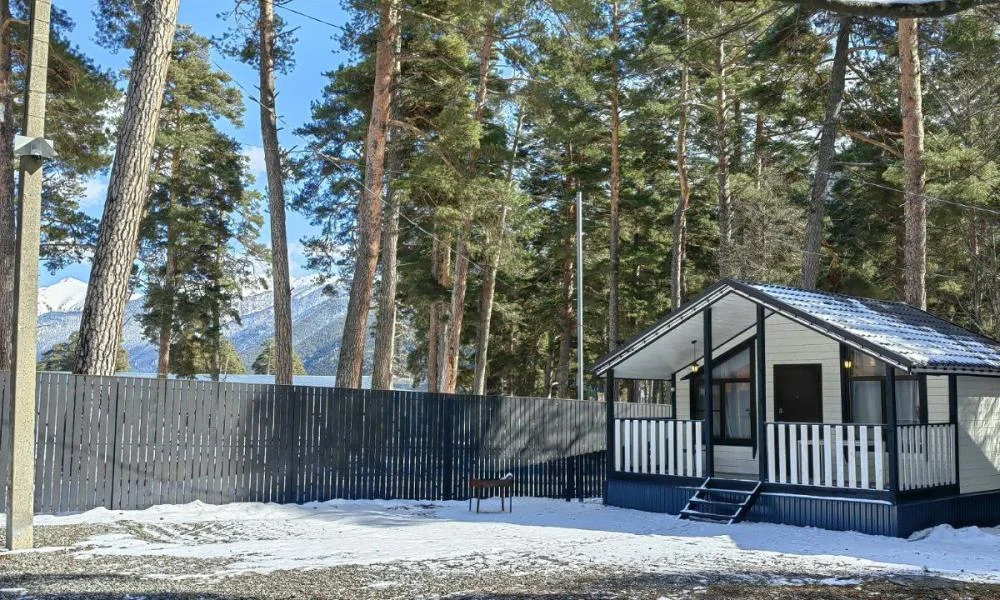 Отель White Village - уютные посиделки у костра в Архызе