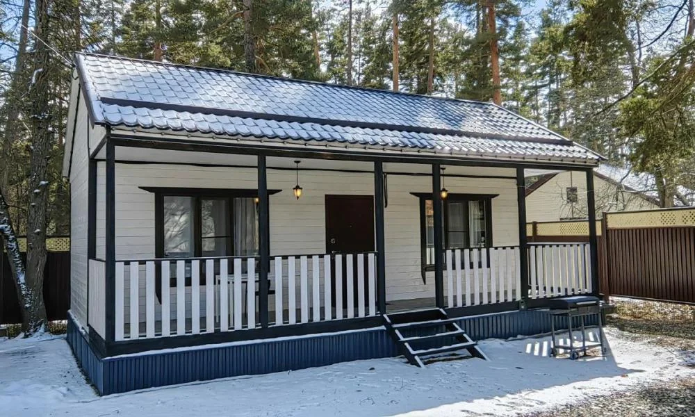 Отель White Village - вечерняя подсветка территории в Архызе